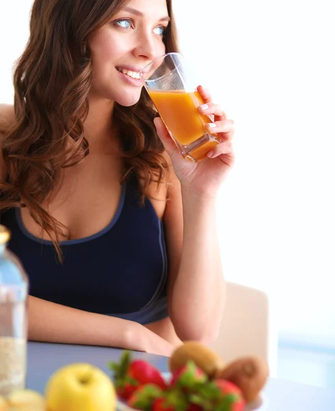 一个漂亮的女人拿着一杯美味的果汁的画像 — 图库照片