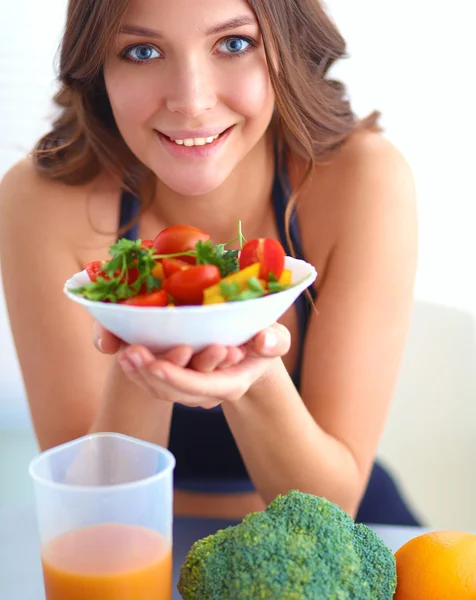 Retrato de una joven sonriente con ensalada de verduras vegetarianas — Foto de Stock