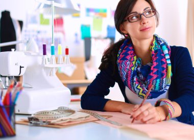 Giysi tasarımcısı kağıt üzerinde kıyafet deseni tasarlıyor