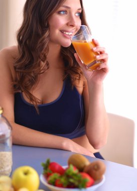 Resepsiyon ile meyve ve meyve suyu ile gözlük mutfakta oturan kız