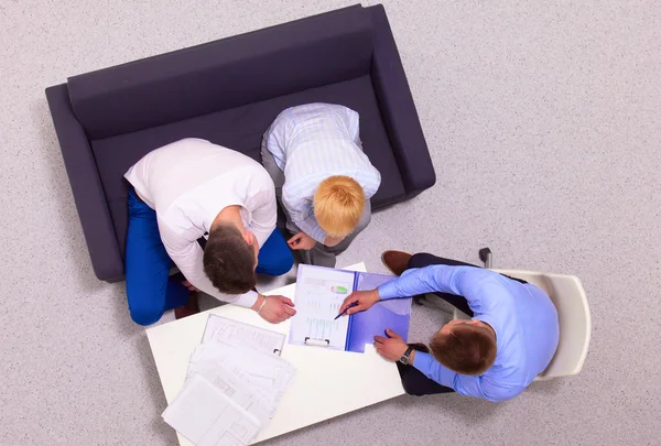 Geschäftsleute sitzen und diskutieren bei Geschäftstreffen, im Büro — Stockfoto