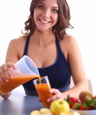 Resepsiyon ile meyve ve meyve suyu ile gözlük mutfakta oturan kız