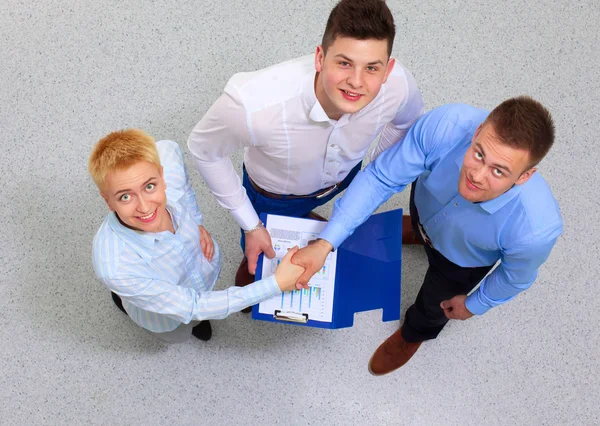 Geschäftsleute sitzen und diskutieren bei Geschäftstreffen, im Büro — Stockfoto