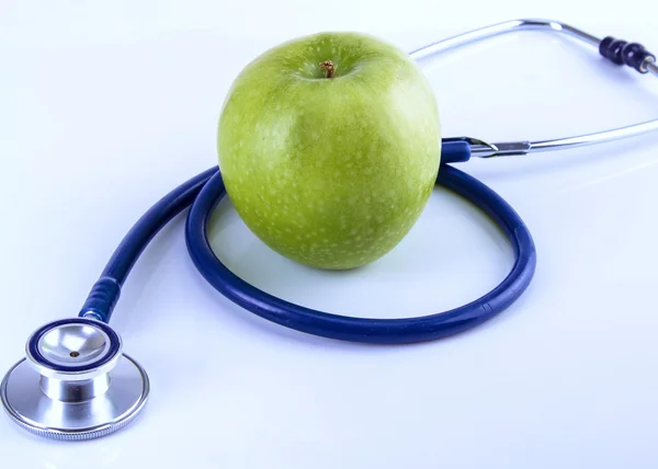 Stéthoscope médical et pomme isolés sur fond blanc — Photo