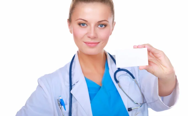 Une femme médecin tenant une carte vide, isolée sur fond blanc — Photo
