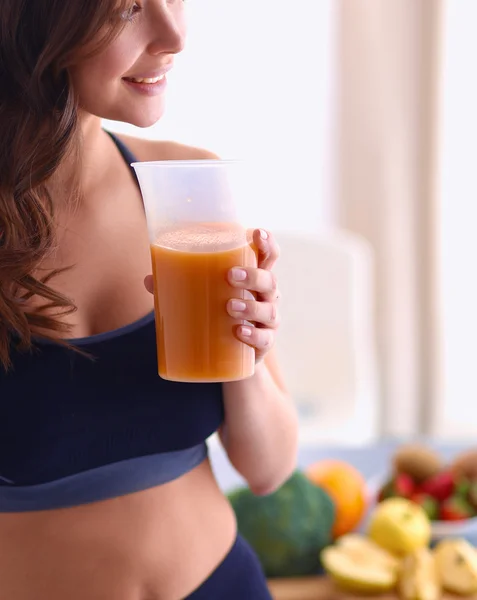 Retrato de uma mulher bonita segurando vidro com suco saboroso — Fotografia de Stock