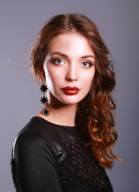 Siyah elbiseli, akşam makyajlı güzel bir kadın.