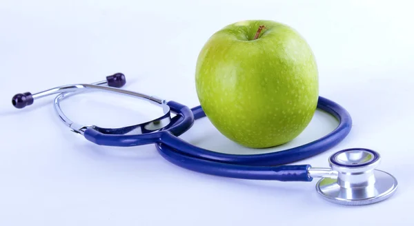 Stéthoscope médical et pomme isolés sur fond blanc — Photo