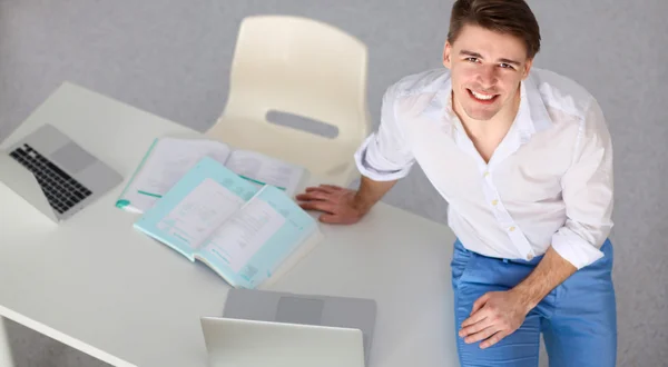 Joven hombre de negocios trabajando en la oficina, sentado en el escritorio — Foto de Stock