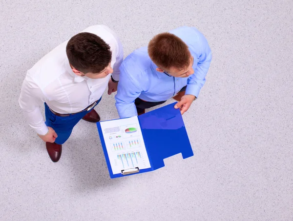 Zakenmensen zitten en discussiëren op zakelijke bijeenkomst, in functie — Stockfoto