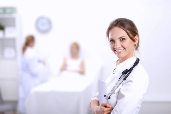 Mulher médico standingat hospital — Fotografia de Stock