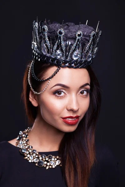 Retrato de mulher em coroa preta — Fotografia de Stock