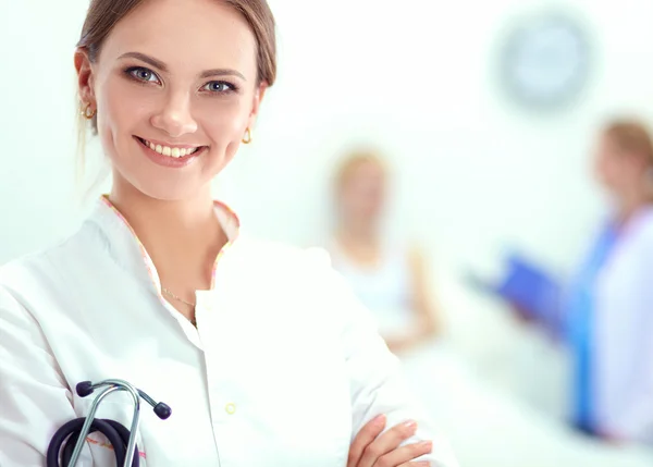 Woman doctor standingat hospital — Stock Photo, Image