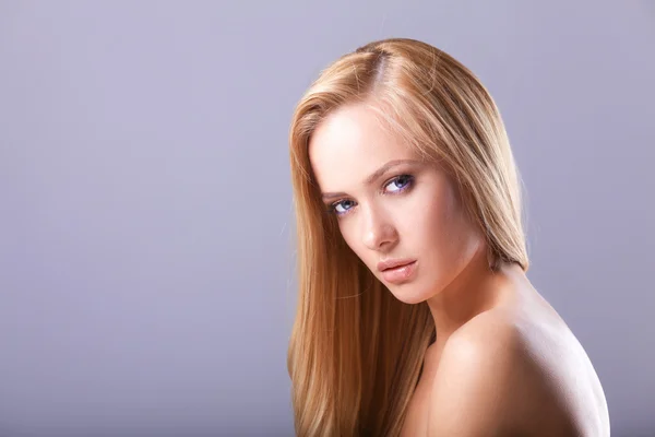 Retrato de mujer hermosa, aislado sobre fondo gris —  Fotos de Stock