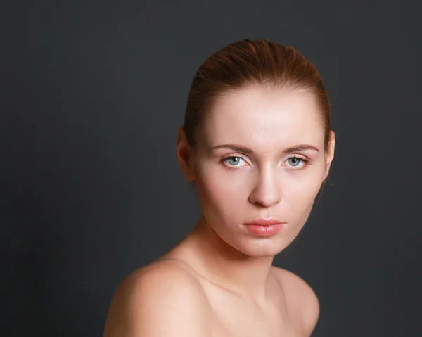 Retrato de mujer hermosa aislada sobre fondo gris —  Fotos de Stock