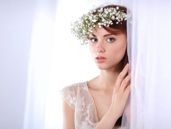 Porträt einer schönen Frau mit Blumen im Haar — Stockfoto