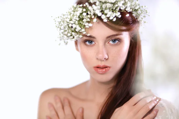 Porträt einer schönen Frau mit Blumen im Haar — Stockfoto