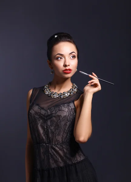 Portrait de jeune belle femme avec des bijoux — Photo