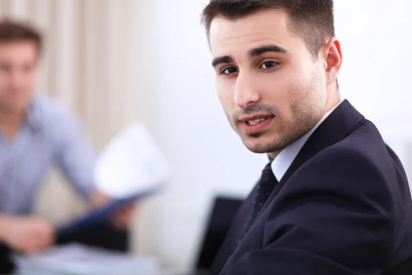 Affärsmän som sitter och diskuterar på affärsmöte, i ämbetet — Stockfoto