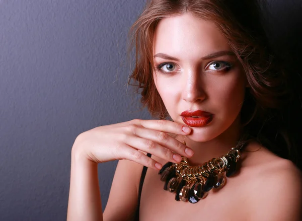 Hermosa mujer con maquillaje de noche en vestido negro — Foto de Stock