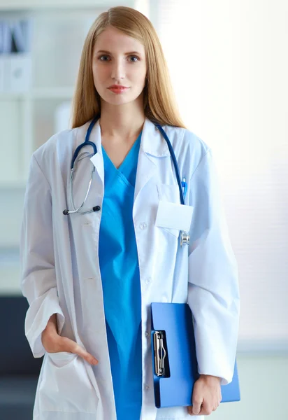 La doctora está parada en la ventana cercana. —  Fotos de Stock