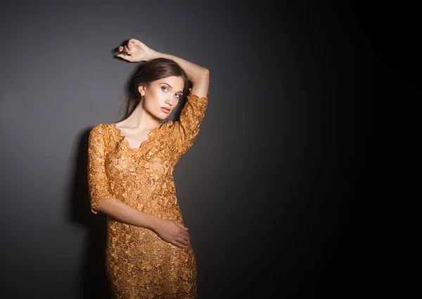 Mulher atraente em vestido amarelo — Fotografia de Stock