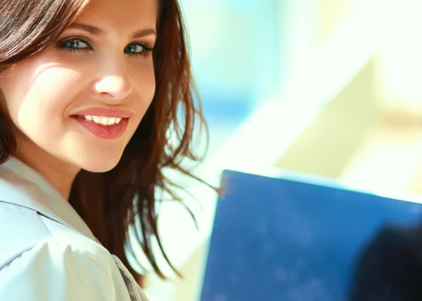 Joven mujer sonriente sentada con computadora portátil —  Fotos de Stock