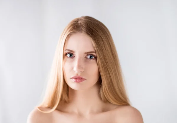 Portrait of beautiful woman isolated on gray background — Stock Photo, Image