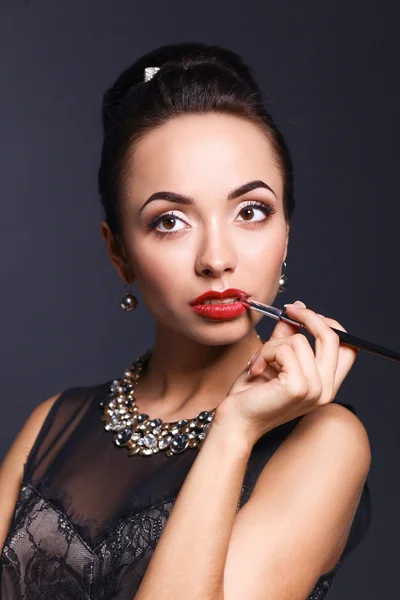 Retrato de joven hermosa mujer con joyas —  Fotos de Stock