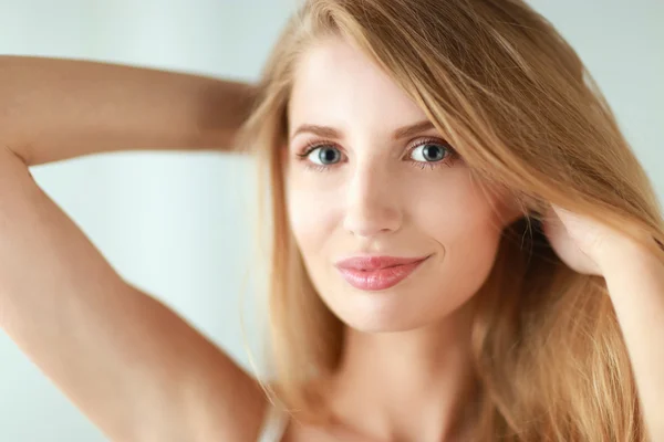 Portret van een mooie vrouw geïsoleerd op grijze achtergrond — Stockfoto