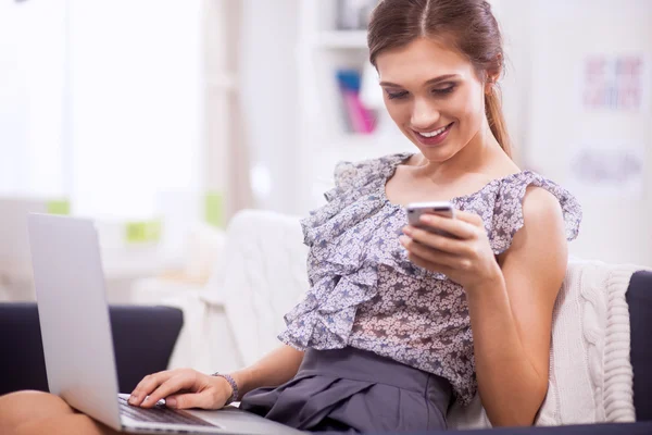 Jolie femme d'affaires assise sur le bureau dans le bureau — Photo