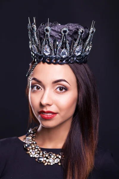 Retrato de mulher em coroa preta — Fotografia de Stock