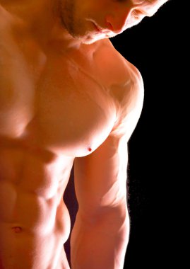 sağlıklı, kaslı, genç adam. siyah arka plan üzerine izole