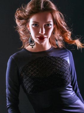 Siyah elbiseli, akşam makyajlı güzel bir kadın.