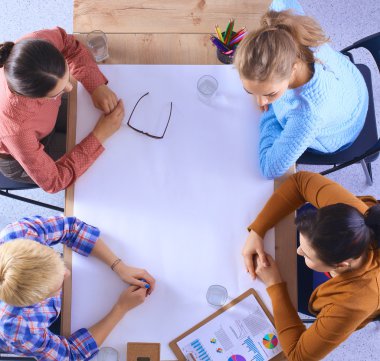 İş adamları iş toplantısında, ofiste oturup tartışıyorlar.