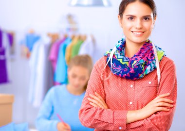 Stüdyoda çalışan genç moda tasarımcısı.