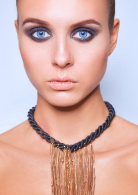 gri arka plan üzerinde duran güzel kadın