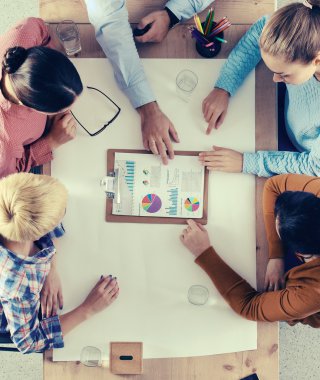 İş adamları iş toplantısında, ofiste oturup tartışıyorlar.