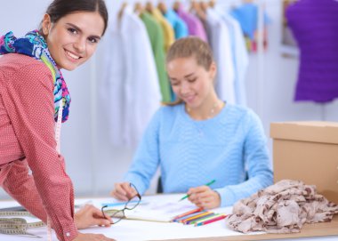 Stüdyoda çalışan modern genç moda tasarımcıları.
