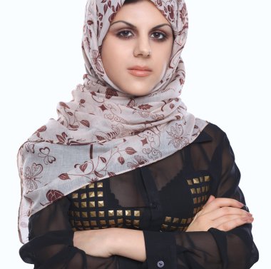 beyaz izole kırmızı bir başörtüsü giyen genç Asyalı bir kadın portresi.