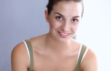 duran, beyaz zemin üzerine izole genç kadın