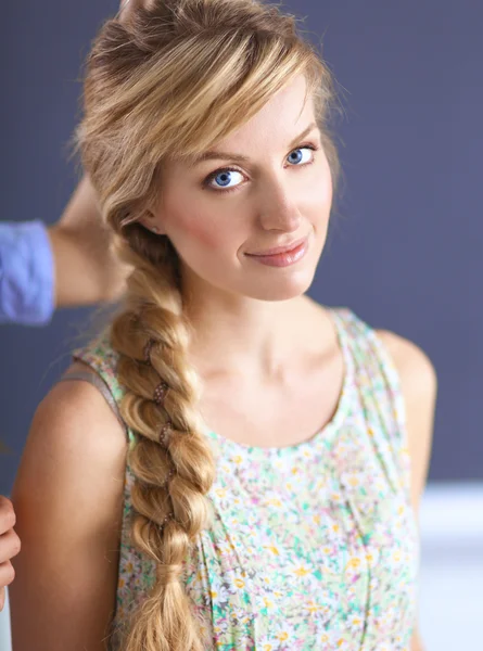 Jonge vrouw kapper doen kapsel meisje in salon — Stockfoto