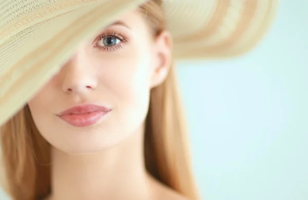 Retrato de modelo hermoso en sombrero, aislado sobre fondo blanco —  Fotos de Stock