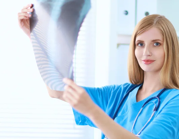 Female doctor showing x-ray at hospital — Stock Photo, Image