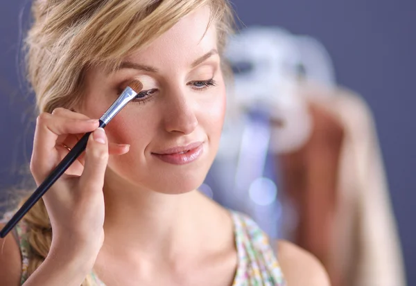 Artysta robi profesjonalny makijaż kobiety — Zdjęcie stockowe