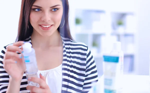 Beautiful young woman in shop — Stock Photo, Image