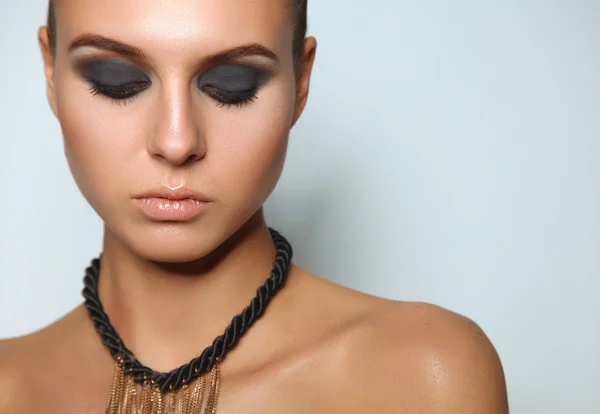 Retrato de una hermosa mujer con collar, aislado sobre fondo blanco —  Fotos de Stock