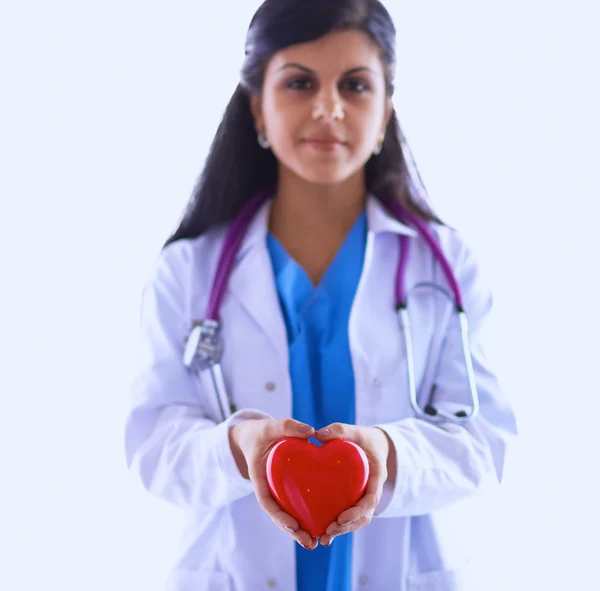 Lekarz ze stetoskopem trzymającym serce, odizolowany na białym tle — Zdjęcie stockowe