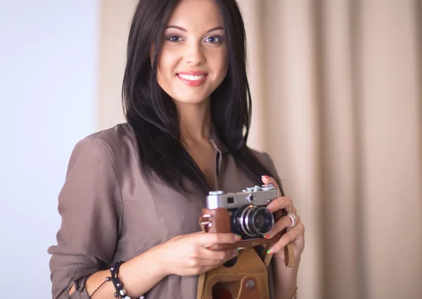 Joven fotógrafa procesando fotos sentada en el escritorio —  Fotos de Stock