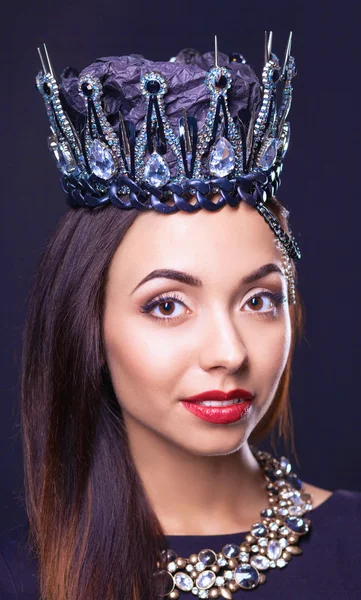 Retrato de mujer en corona negra — Foto de Stock